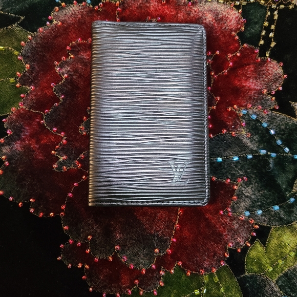 Louis Vuitton Handbags - EUC Louis Vuitton EPi card wallet